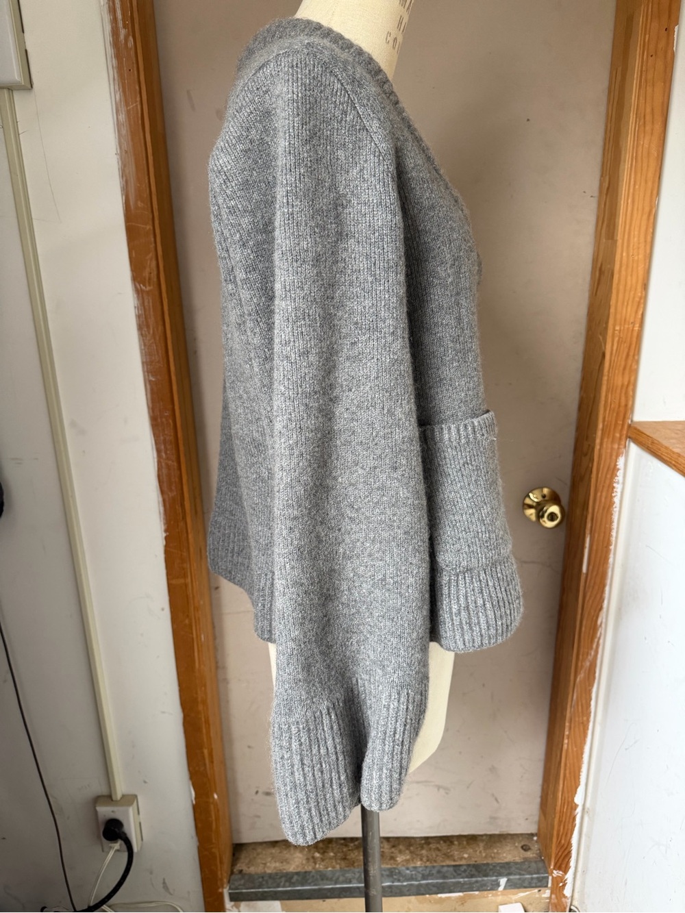 $2150 Khaite Caro Cashmere Cardigan in Gray - Size XL - Picture 15 of 15